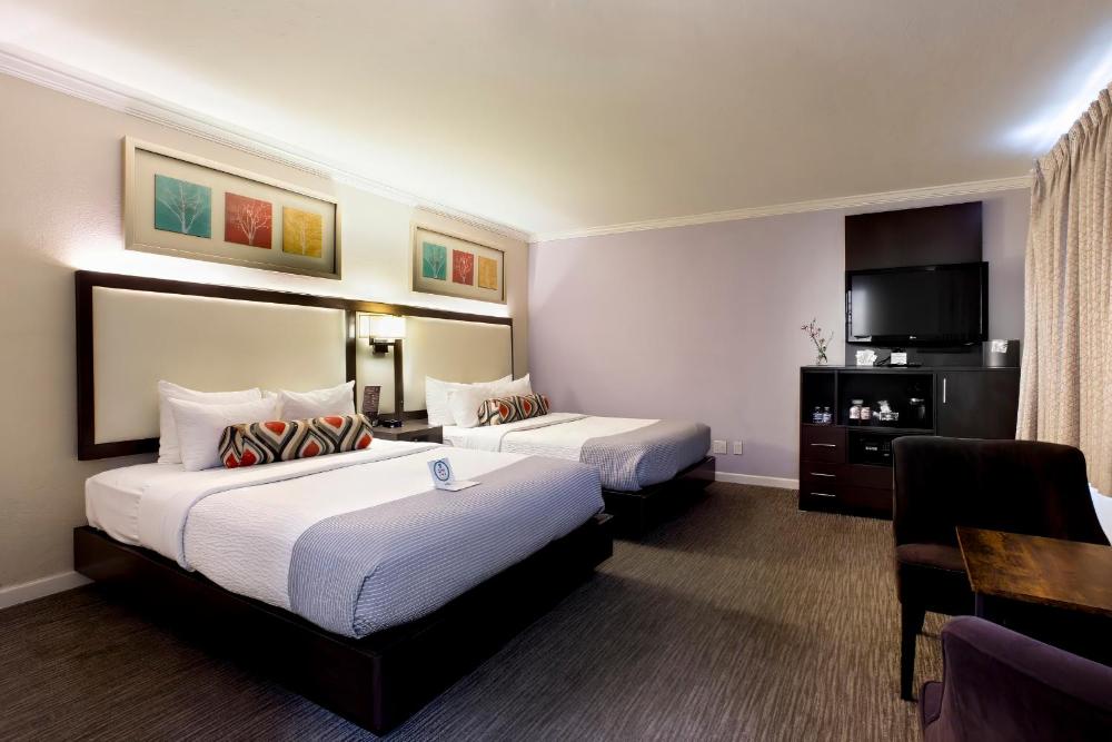 Deluxe Queen Room with Two Queen Beds - Non-Smoking interior